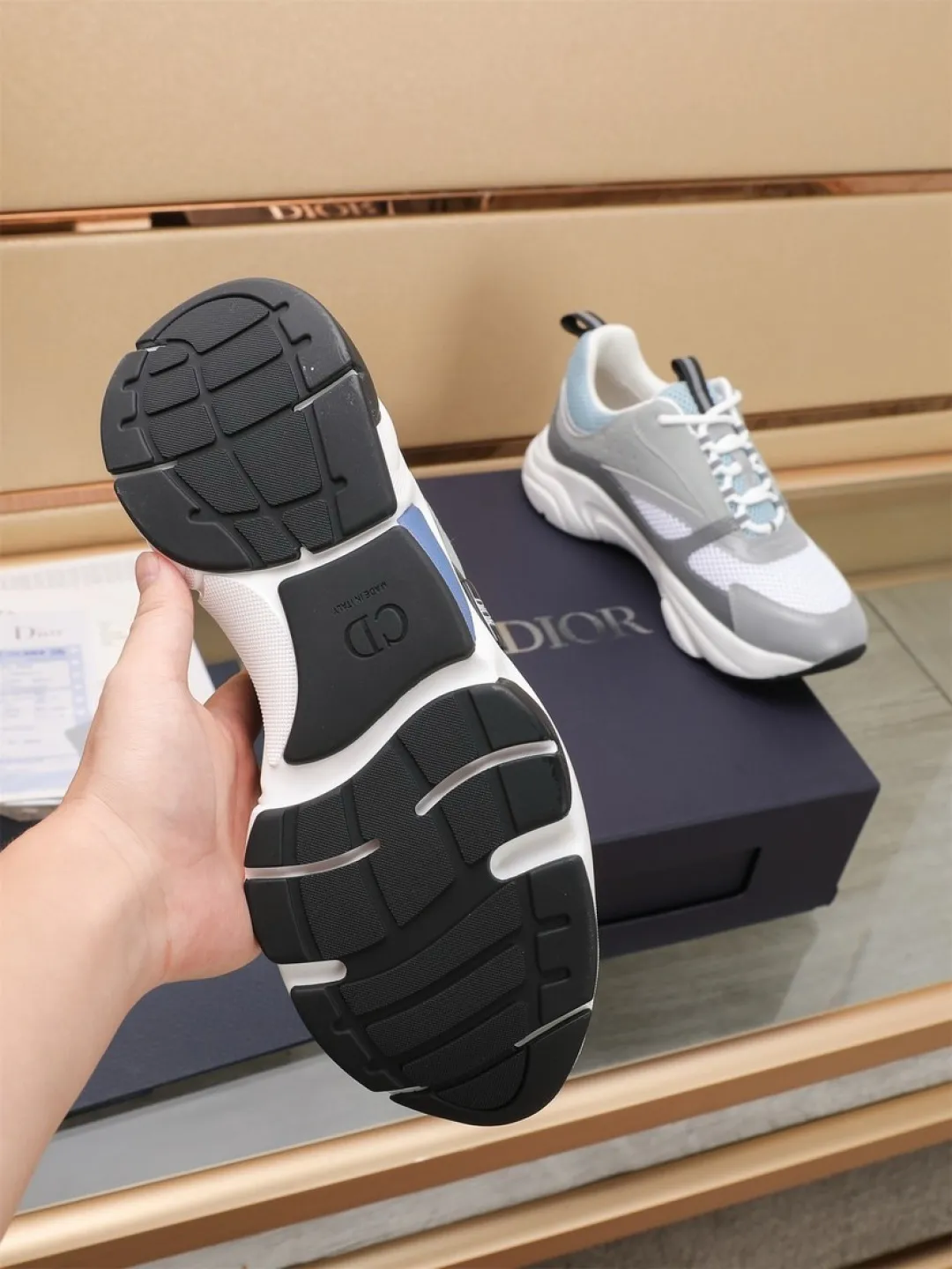 Men's shoes 💰P460💰【Dior】Dior✨ is online at the same time👏 This casual sneaker is a new product in the series and continues Di*r's classic style. The upper is made of original mesh and cow leather, with a two-color textured outsole, and the brand's iconic details on the rear collar and heel to enhance the style. Fashionable and versatile. Wear it with jeans or slacks for a casual look. Size: 38-44 (45 customized)